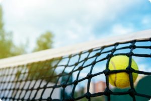 Balle de tennis dans un filet, photo actualités